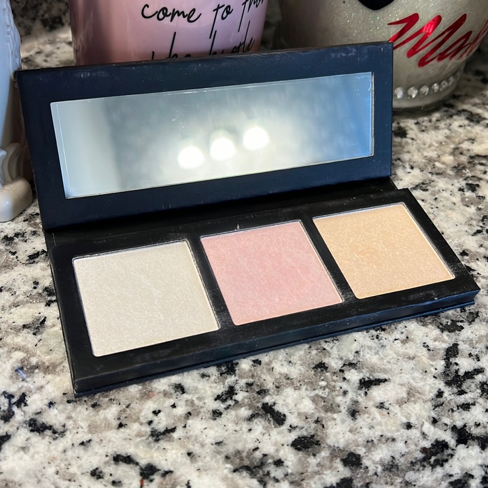 MAC cosmetics hyper real glow highlighter palette. Pre owned.
